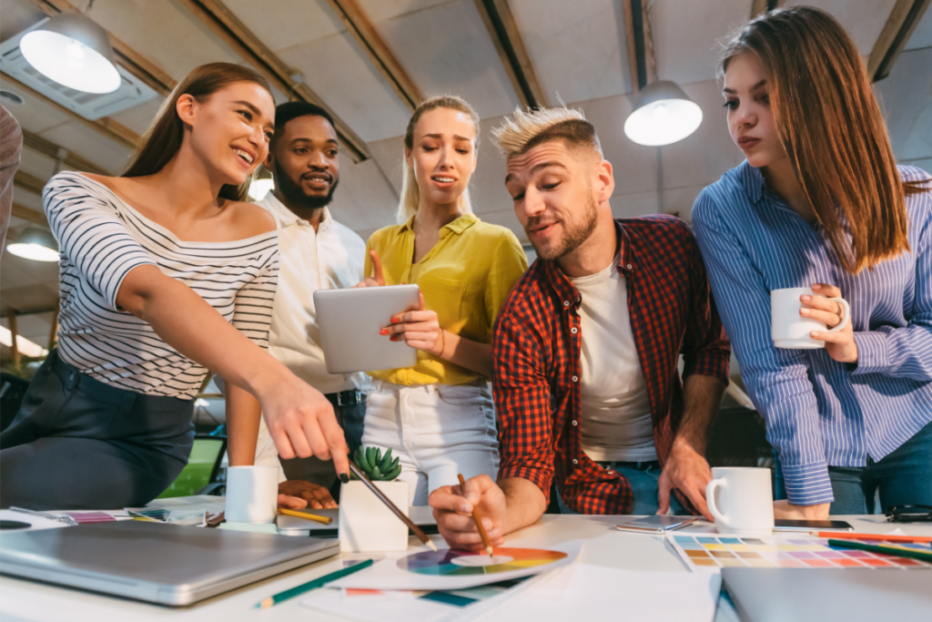 employés travaillant ensemble pour la communication interne