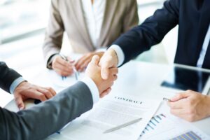 Des chefs d'entreprise engagés dans une discussion, illustrant la collaboration nécessaire pour développer une "stratégie RP" efficace et des plans d'affaires stratégiques